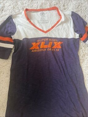 '47 Women's Super Bowl XLIX Colorblock V-Neck Tee in Purple, White & Orange